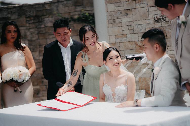 Cheap Vietnamese celebrant Jolley with couple signing marriage certificate