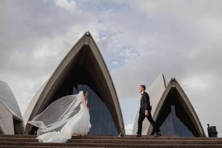 Sydney Opera House wedding photo by affordable photographer Perfect Moment