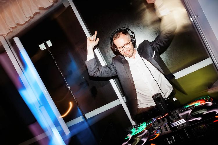 DJ Kelso in mixing tracks at a Hunter Valley wedding reception