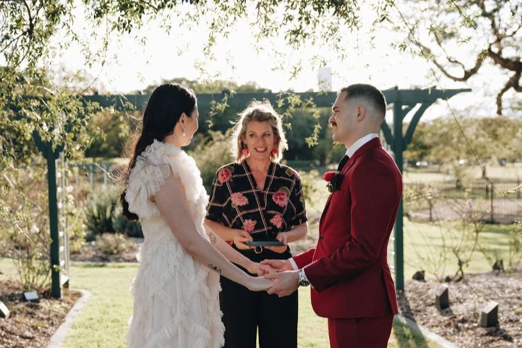 Queensland couple eloping with celebrant Roxy Rocks