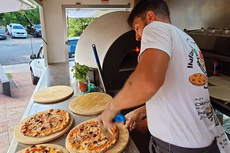 Italian pizza catering truck for weddings
