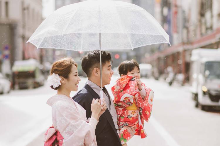 Candid image of Japanese couple & child in Sydney's CBD by Miki Sakai Weddings
