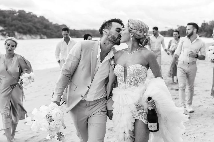 Black & white editorial wedding photo by Raquel Pires Photography