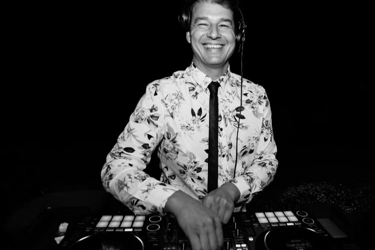 Sav DJs Wollongong wedding DJ
