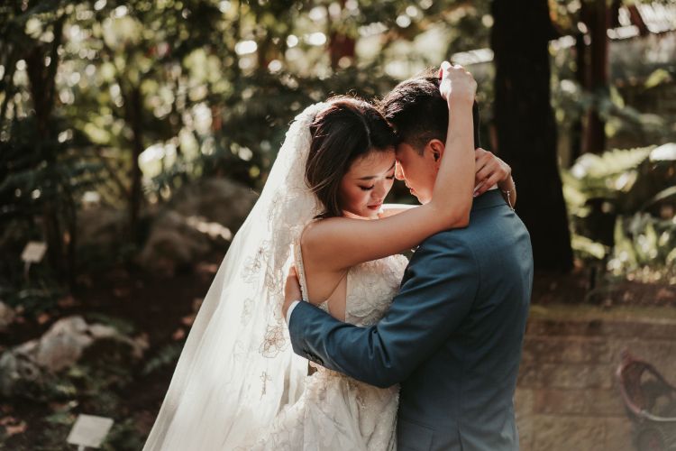 Intimate wedding photo of Bride and Groom in the Southern Highlands by Kevin Lue
