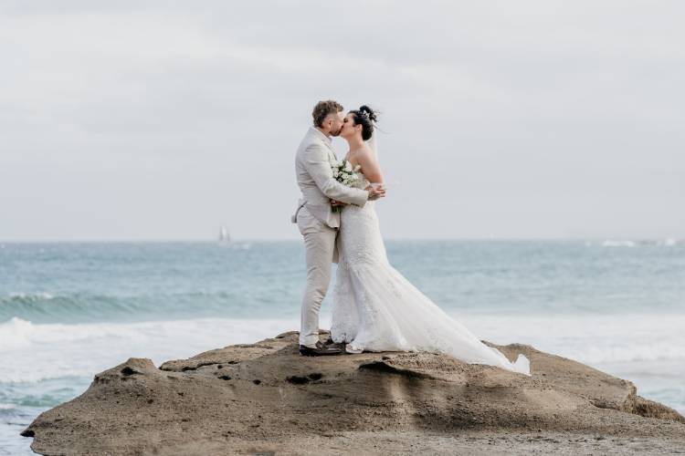 Wollongong wedding photographer who specialises in candid photography Partypies